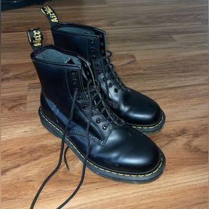 Black smooth leather Dr. Martens, Mens size 9